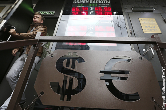 Доллар упал ниже 65 рублей, евро - ниже 74