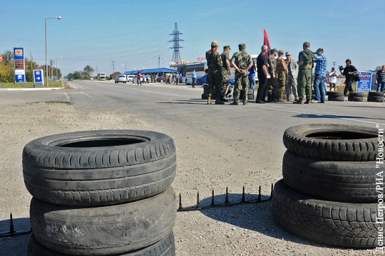 ФСБ: Все украинские пункты пропуска перестали пропускать фуры в Крым