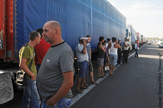 Среди блокированных на въезде в Крым со стороны Украины водителей фур зреет бунт