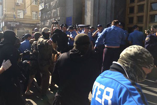 Люди в балаклавах ворвались в горсовет Харькова