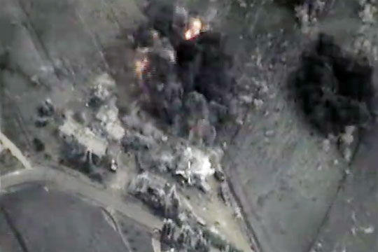 Минобороны: Российские самолеты уничтожили командные пункты ИГ в горах (видео)
