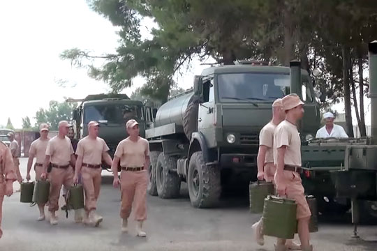 Журналисты рассказали, в каких условиях живут российские военные на базе в Сирии (видео)