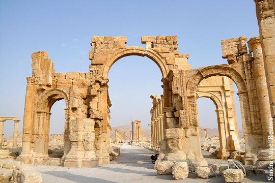 ИГ уничтожило Триумфальную арку в Пальмире