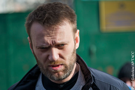 Навальный скрылся от судебного пристава