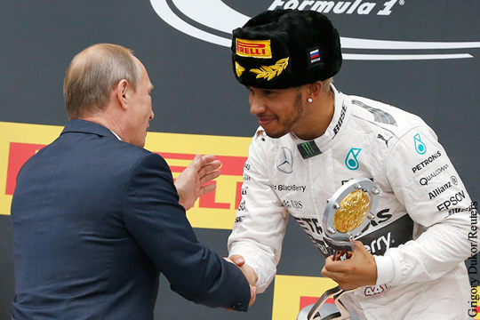 Путин наградил победителя Гран-при «Формулы-1» в Сочи