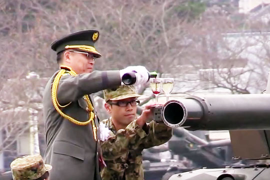Возможности новейшего японского танка показали с помощью бокала вина (видео)