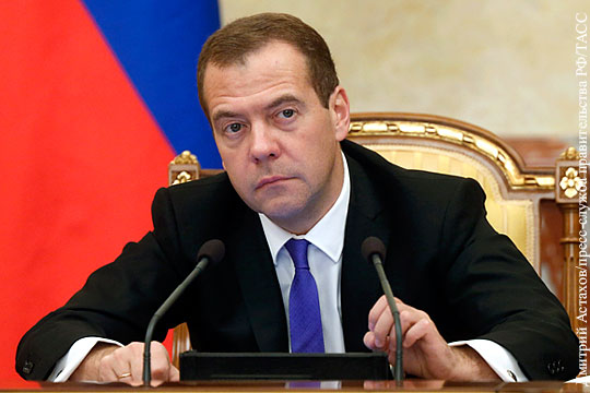 Медведев назвал глупым решение США не принимать делегацию России