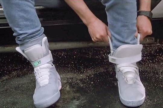 Компания Nike подарила звезде «Назад в будущее» самозашнуровывающиеся кроссовки