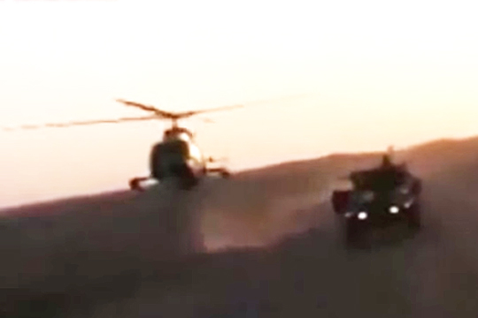 Пилот военного вертолета в Ираке покрасовался перед сослуживцами