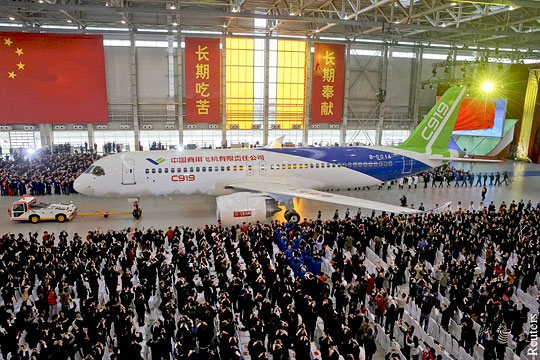 Китай представил первый пассажирский лайнер C919