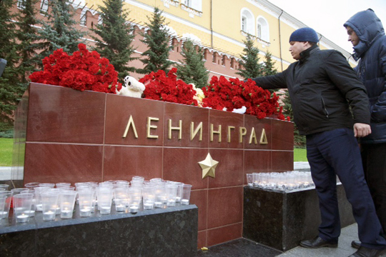Москвичи принесли в Александровский сад цветы в память о жертвах крушения А321