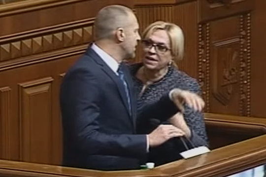 Депутат Рады Украины госпитализирована после удара бутылкой от своего коллеги