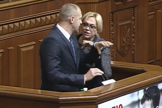 На Украине депутаты продолжают решать споры кулаками и бутылками