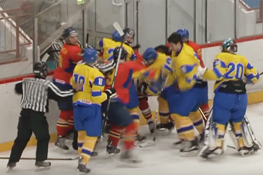 Украинские хоккеисты устроили массовую драку в матче со сборной Румынии