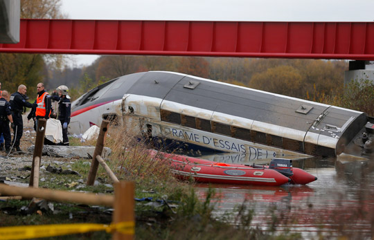 При сходе поезда с рельсов во Франции погибли пять человек