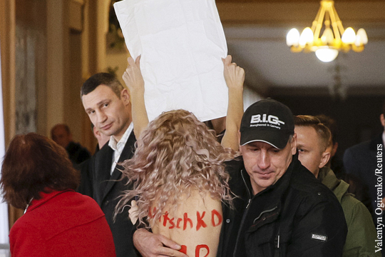 Активистка Femen разделась перед Кличко на избирательном участке в Киеве