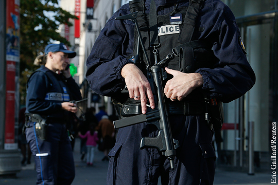 Полицейские получили ранения в перестрелке в пригороде Парижа