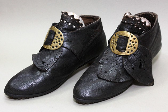 Калининградскому музею передали 200-летние немецкие ботинки