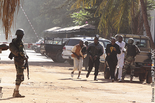 Двое террористов захватили 170 заложников в отеле в столице Мали