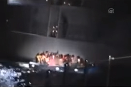 Опубликовано видео попытки береговой охраны Греции потопить лодку с беженцами