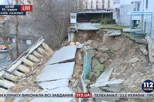 В Киеве обрушился фасад жилого дома