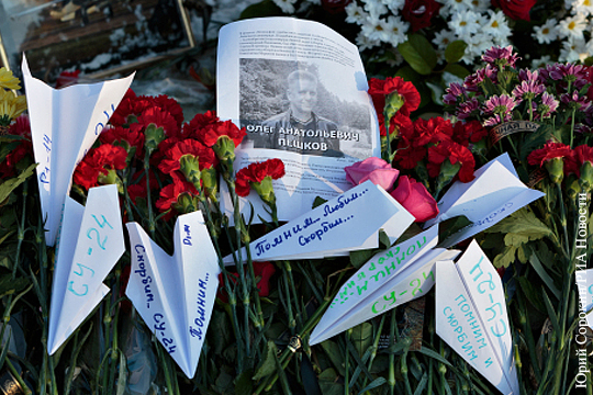 Главком ВКС передал Звезду Героя супруге погибшего в Сирии летчика Су-24