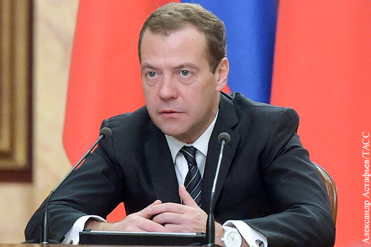 Медведев ограничил госзакупки иностранных лекарств