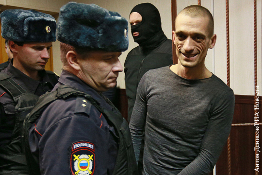 Суд отказался освободить поджегшего дверь ФСБ акциониста Павленского