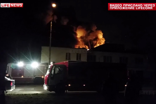 Пожар на Тушинском машиностроительном заводе перекинулся на соседние здания