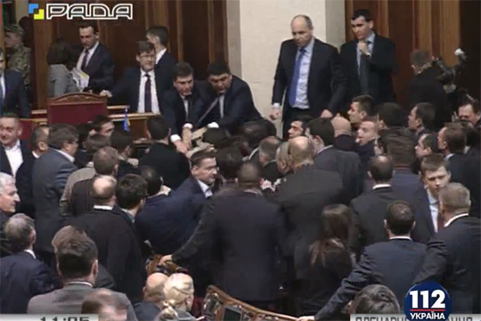 Украинские депутаты подрались после слов Яценюка о готовности к отставке