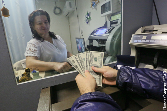 Средневзвешенный курс доллара превысил 70 рублей