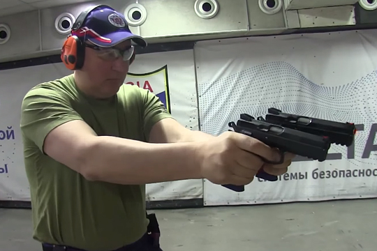 Рогозин продемонстрировал навыки стрельбы «по-македонски» (видео)