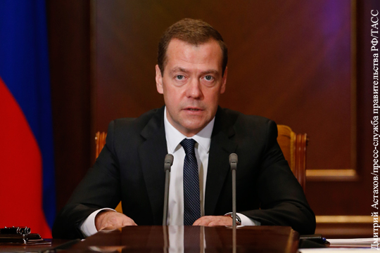 Медведев объявил о сокращении численности гражданских госслужащих на 10% после Нового года