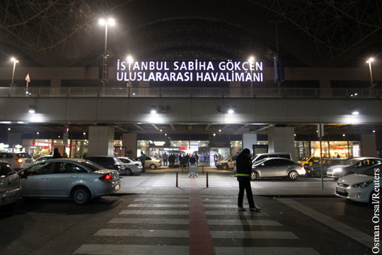 СМИ: Взрыв в аэропорту в Стамбуле мог произойти на борту самолета