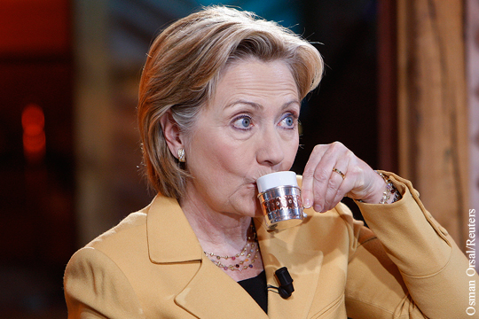 Клинтон призналась, что на спор пила водку с Маккейном