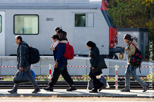 Глава МВД ФРГ предложил депортировать беженцев-преступников после кельнских событий