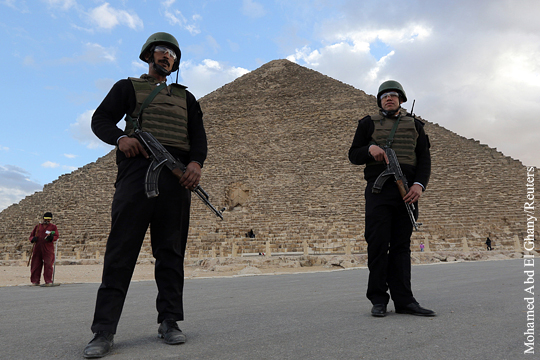 Рядом с египетскими пирамидами обстреляли туристов