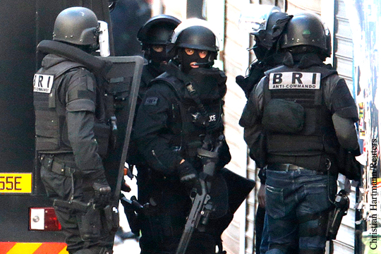 Возле здания полиции в Париже в ходе перестрелки убили человека с поясом шахида