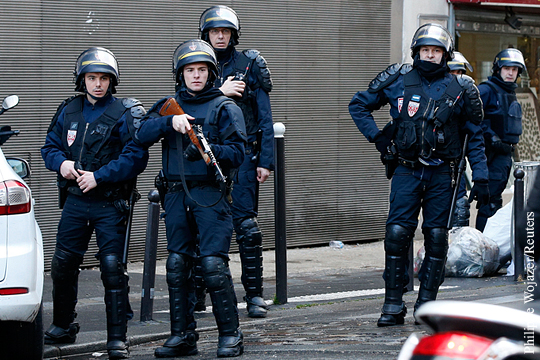 Напавший на полицию в Париже имел при себе атрибуты ИГ
