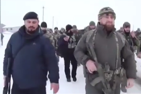 Кадыров с тысячей бойцов СОБРа посетил кладбище в Чечне (видео)