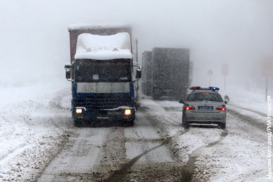 Трассу Оренбург - Орск перекрыли из-за метели