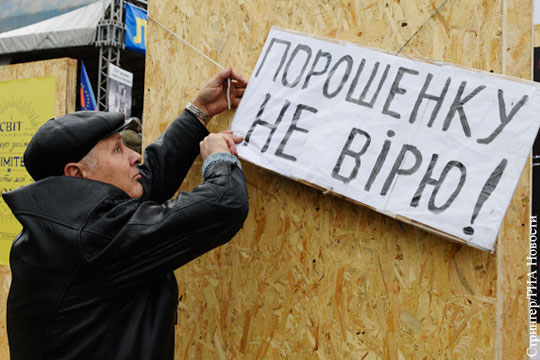 Опрос: Работой Порошенко недовольны 70% жителей Украины