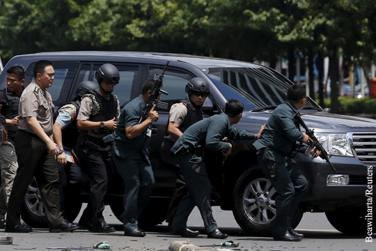 В результате атаки боевиков в Джакарте погибли десять человек