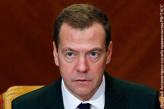 Медведев: Драматическое падение цен на нефть создает риски для бюджета