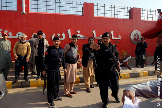 Число погибших при нападении на университет в Пакистане выросло до 25 человек