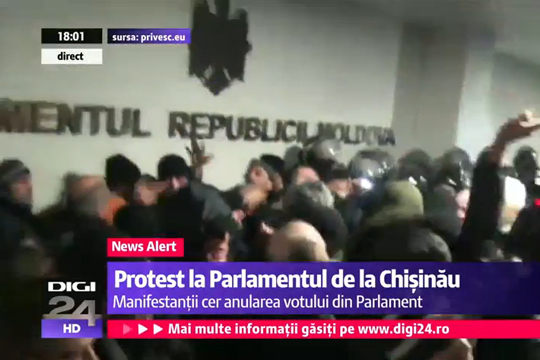 Протестующие ворвались в здание парламента Молдавии