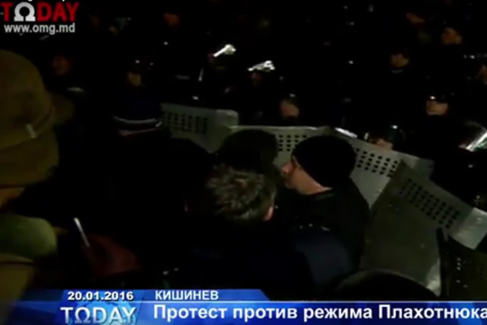 Полиция Кишинева окружила здание парламента