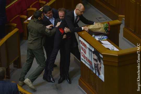 Схватившего Яценюка за промежность депутата Рады исключили из фракции блока Порошенко