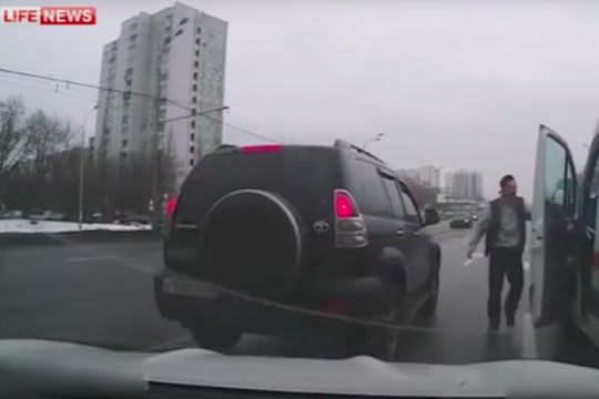 Водители в Москве побили подрезавшего скорую помощь таксиста (видео)
