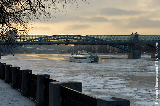 Прогулочный теплоход частично затонул на Москве-реке